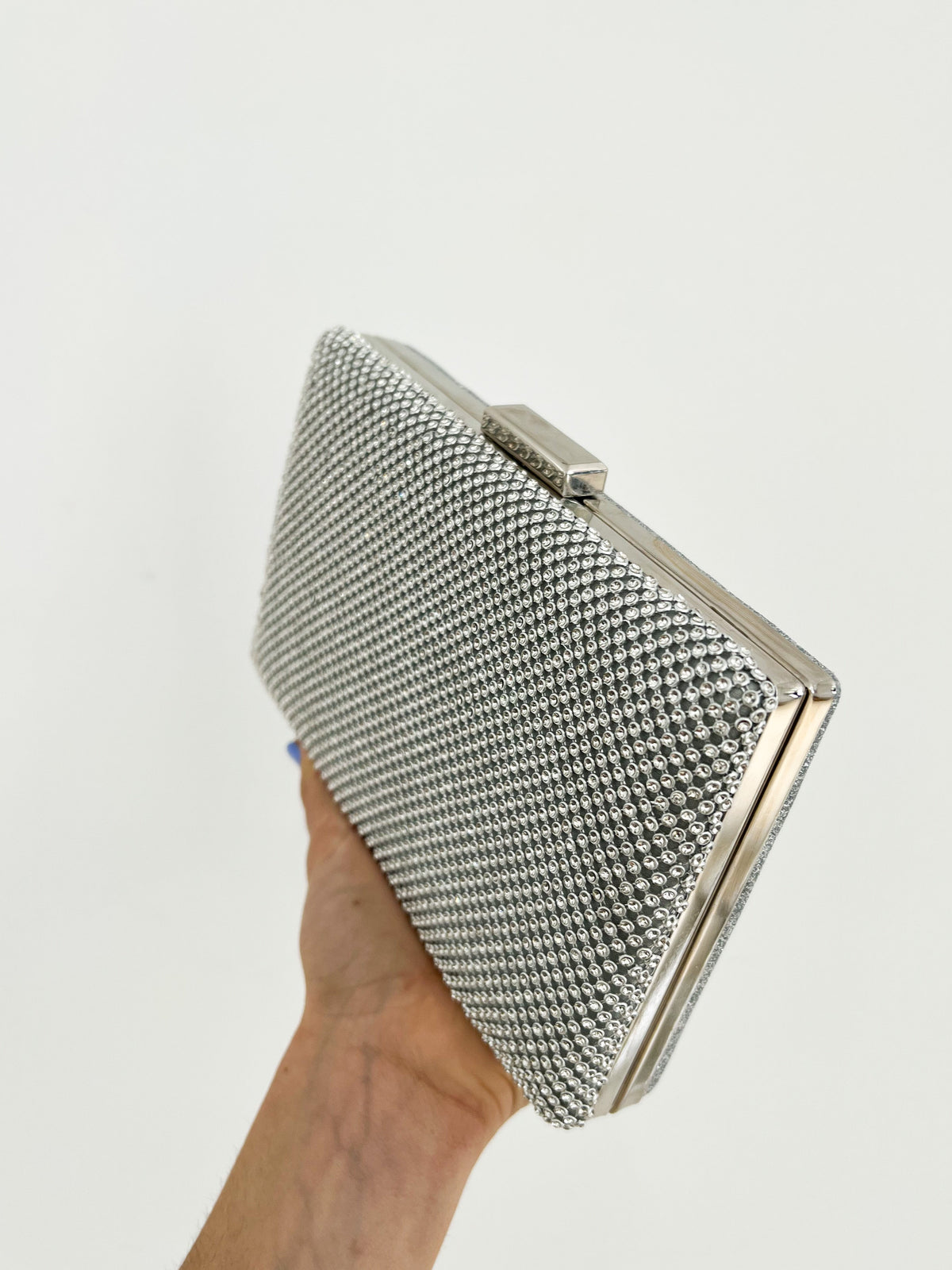 Clutch com brilhos prateados