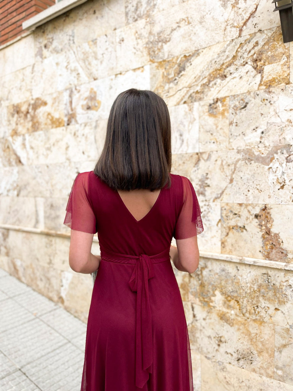 Vestido de tule com mangas cor de vinho