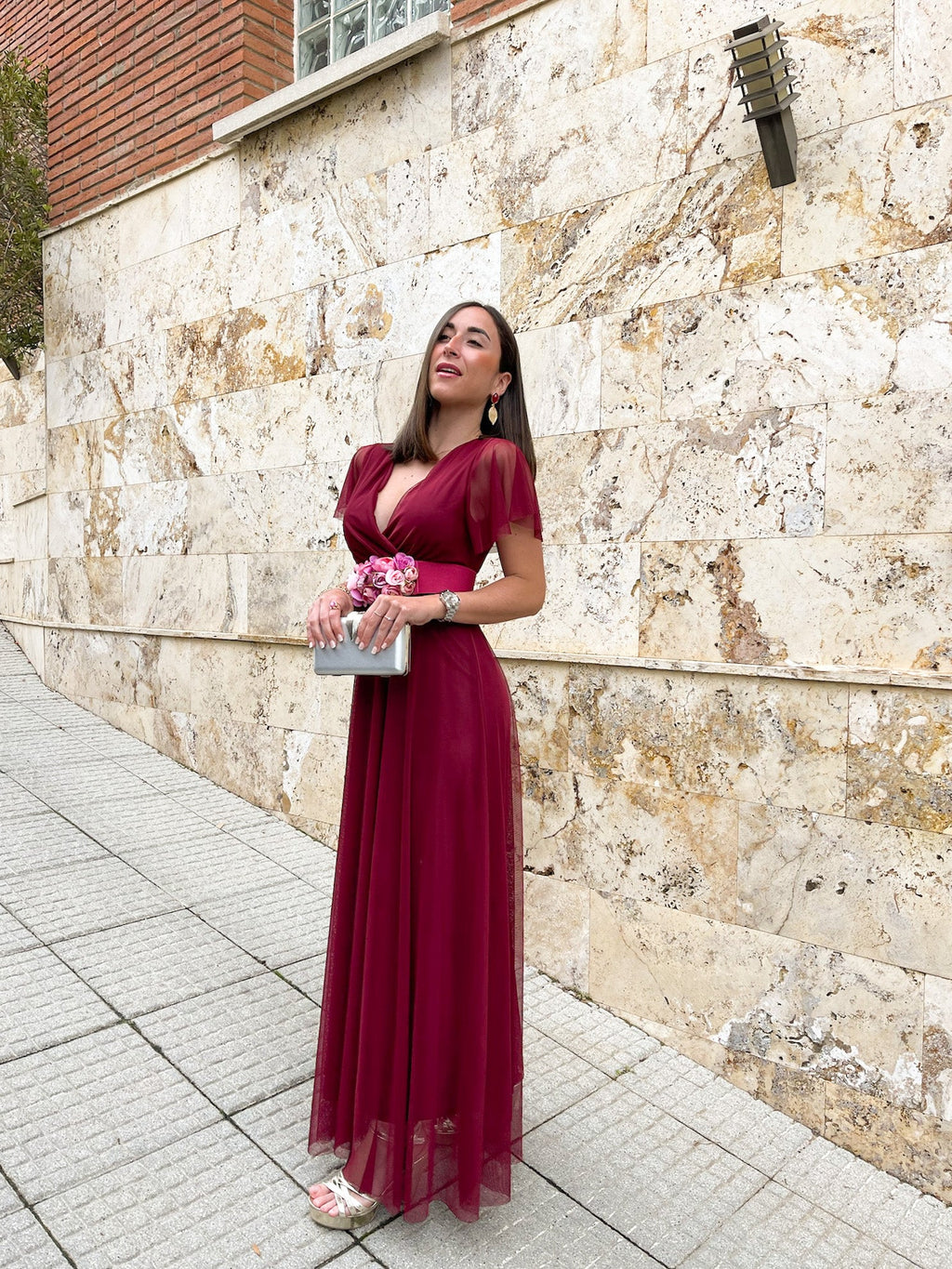Vestido de tule com mangas cor de vinho