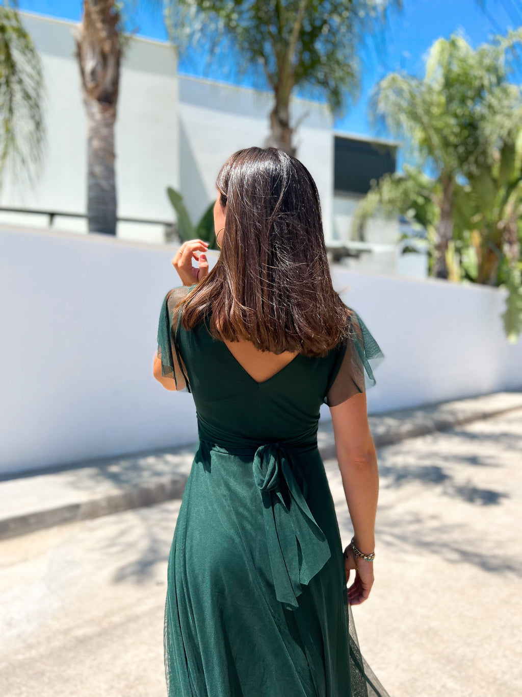 Vestido de tule com mangas em forma de garrafa