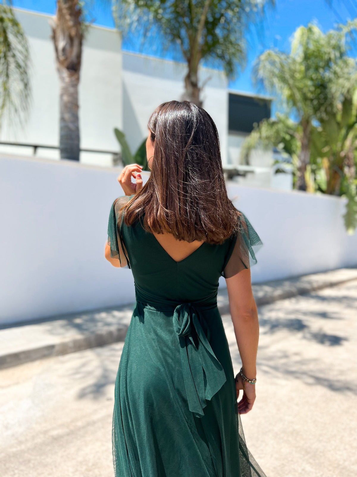 Vestido de tule com mangas em forma de garrafa