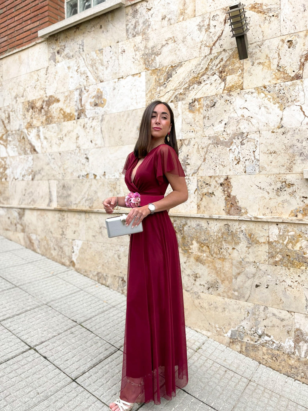 Vestido de tule com mangas cor de vinho
