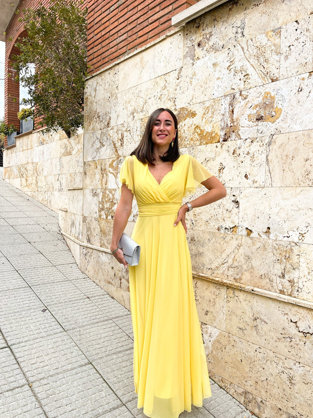 Vestido de tule com mangas amarelas