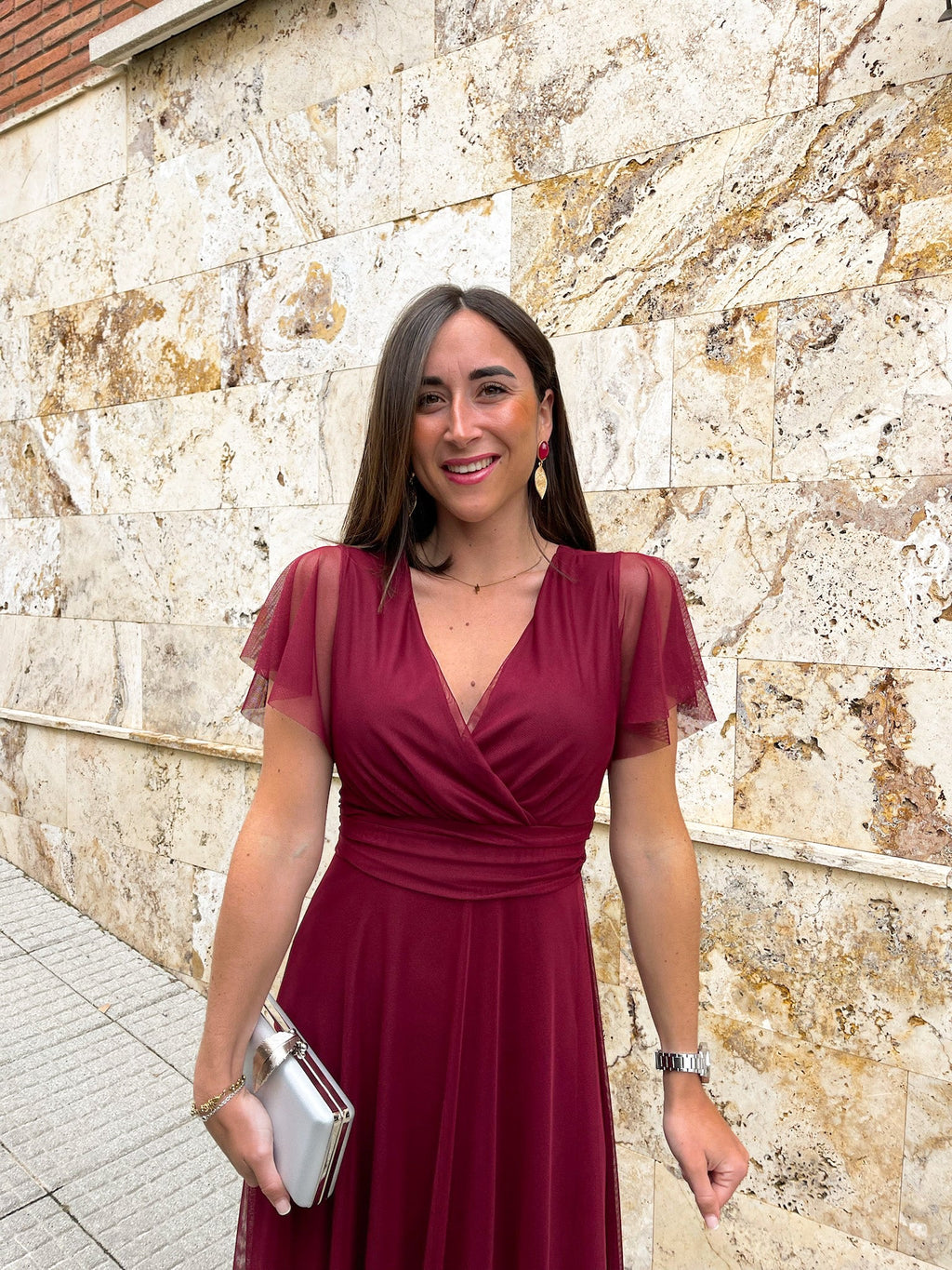 Vestido de tule com mangas cor de vinho