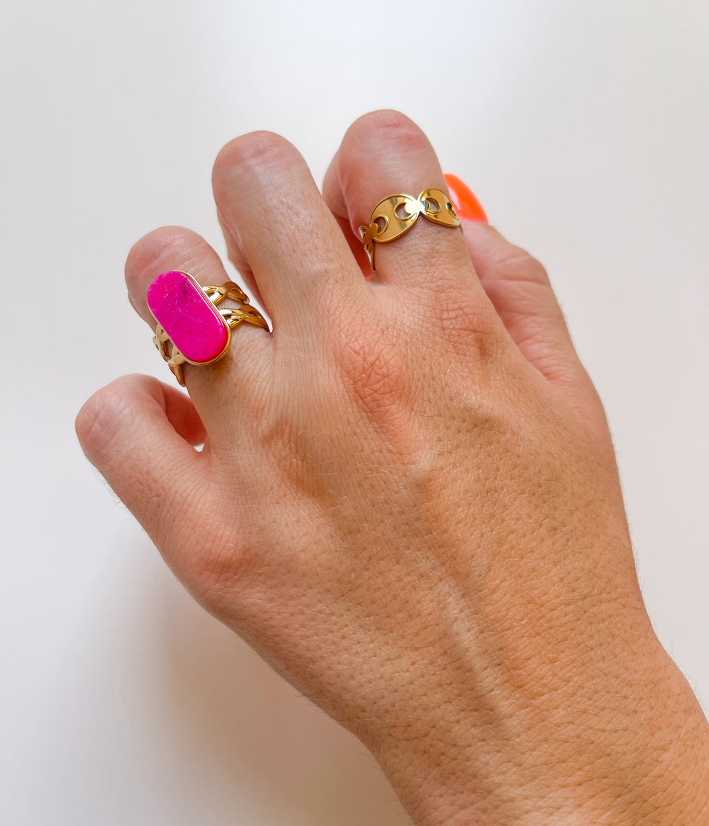 Anel com corrente dourado