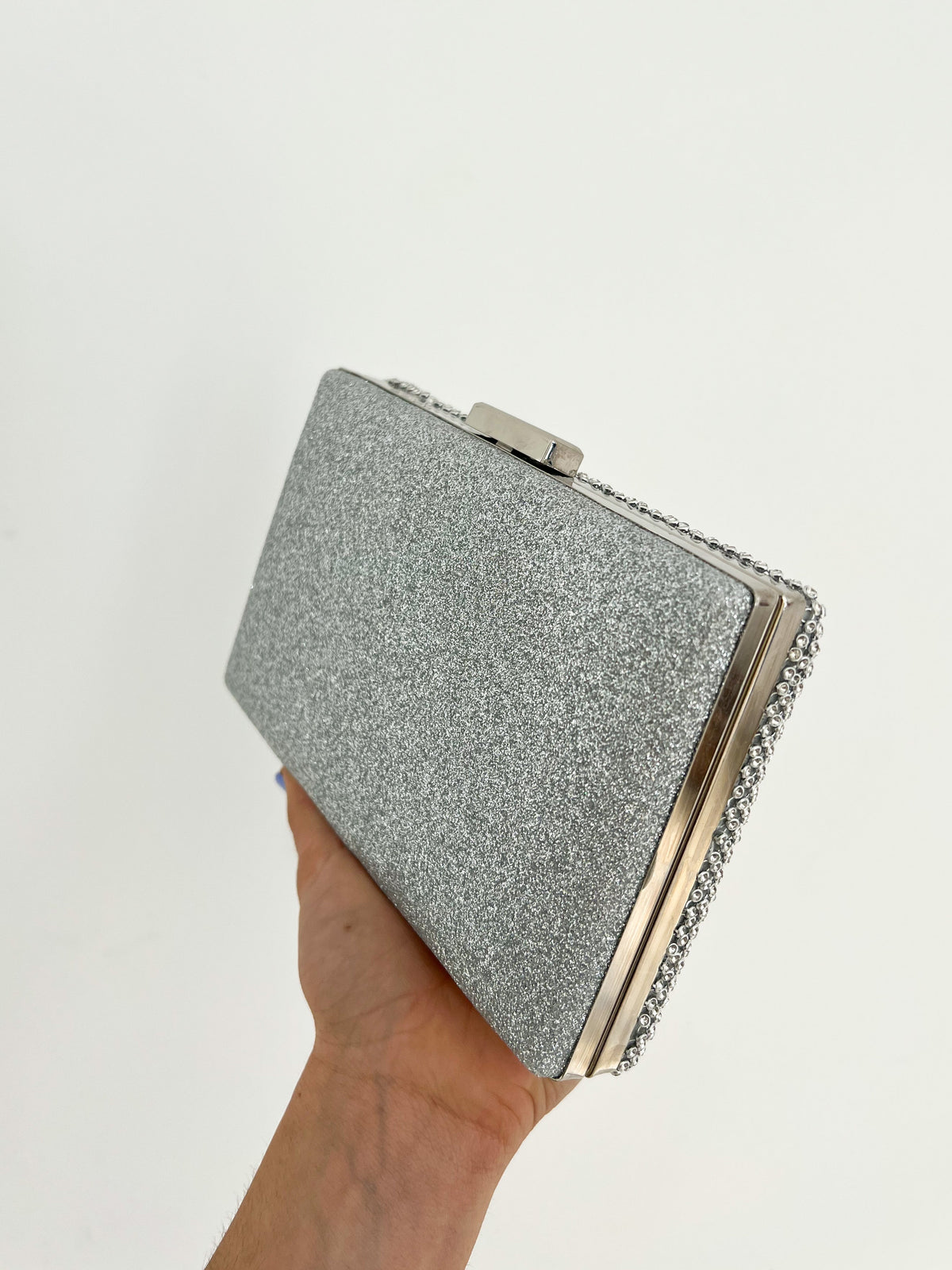 Clutch com brilhos prateados