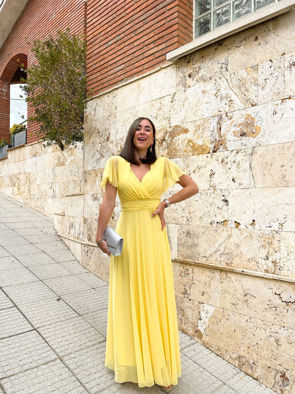 Vestido de tule com mangas amarelas