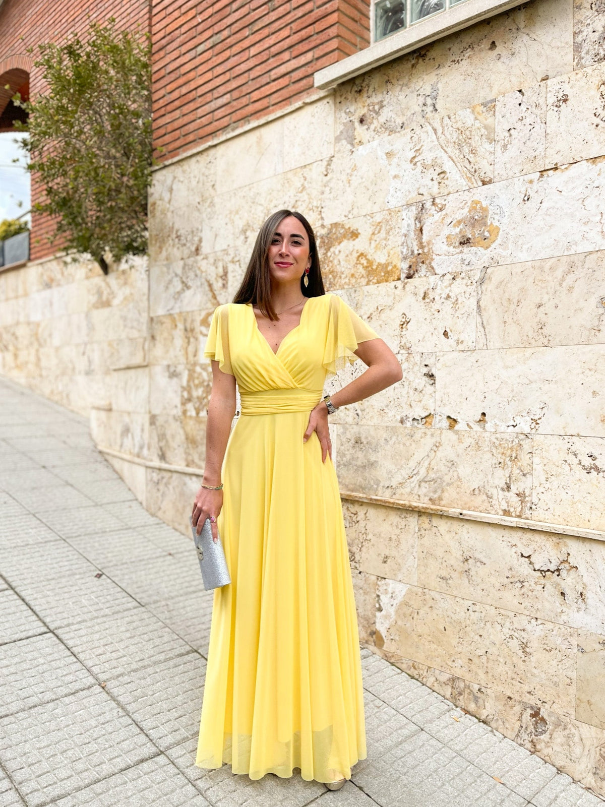 Vestido de tule com mangas amarelas