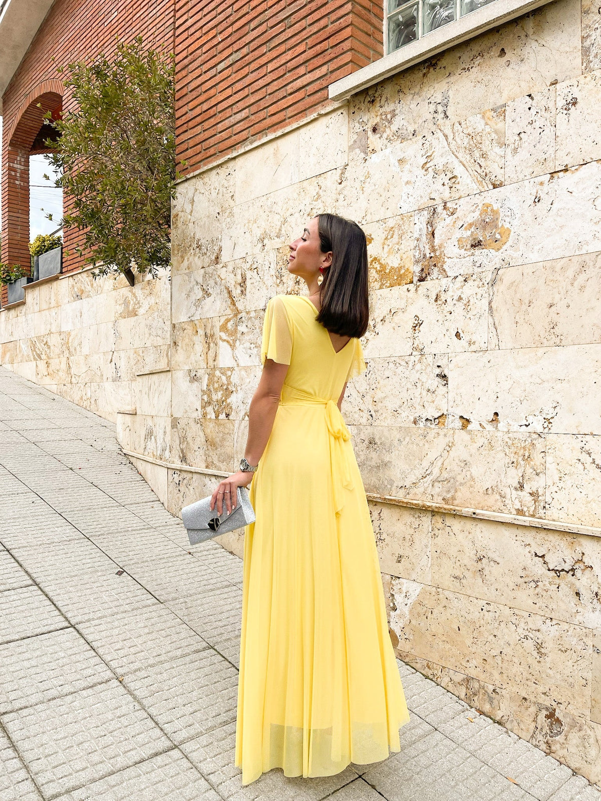 Vestido de tule com mangas amarelas