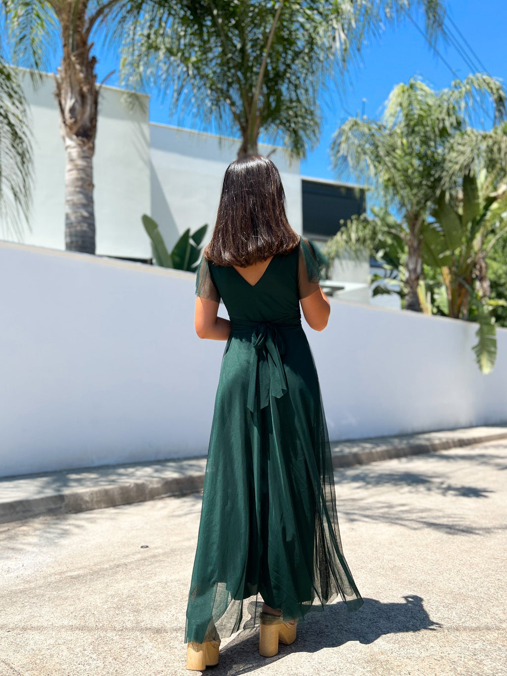 Vestido de tule com mangas em forma de garrafa