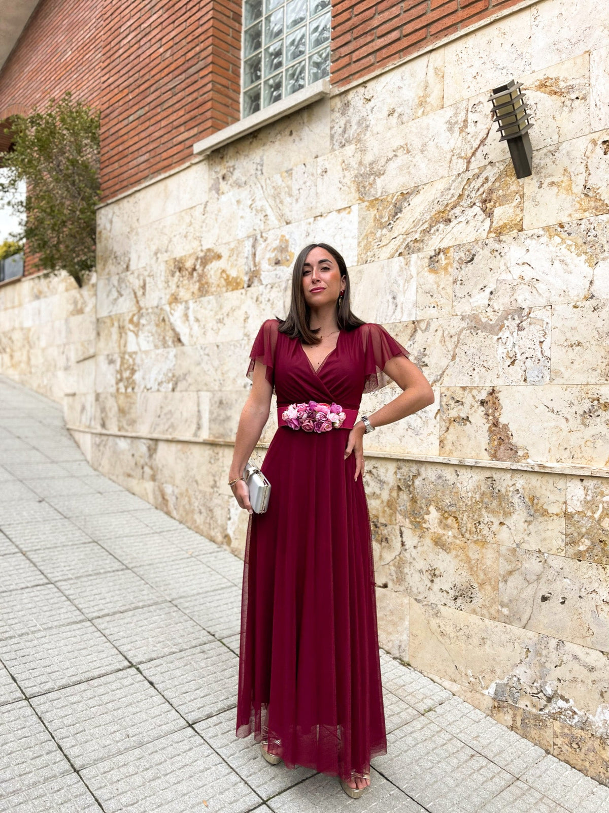 Vestido de tule com mangas cor de vinho