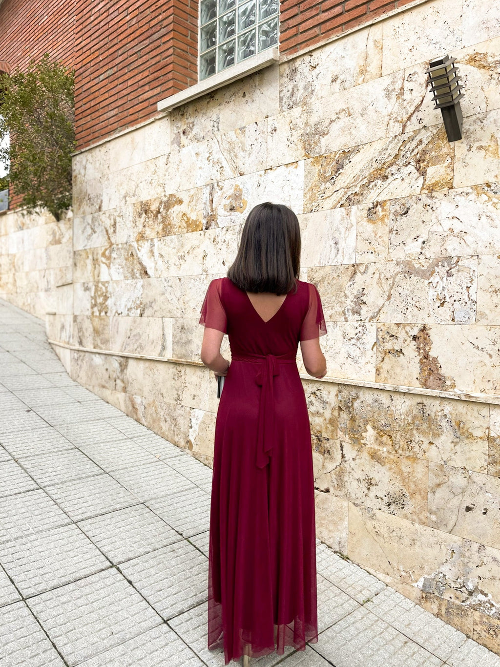 Vestido de tule com mangas cor de vinho