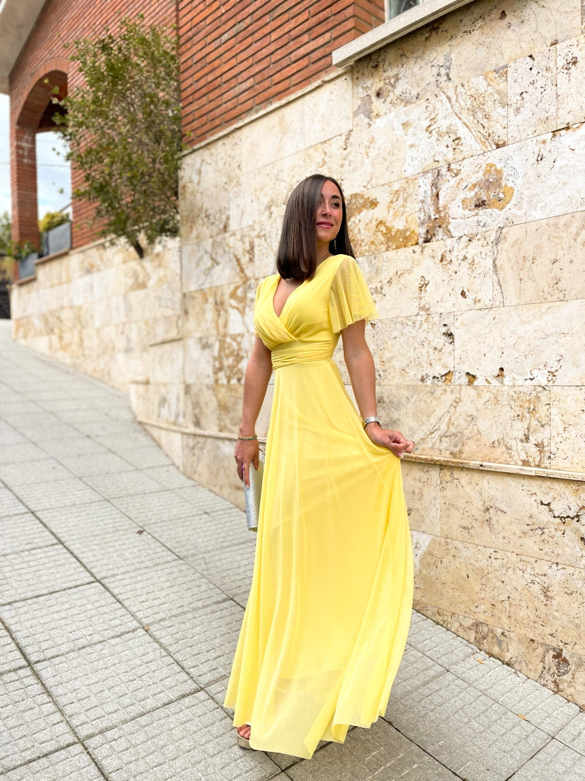 Vestido de tule com mangas amarelas