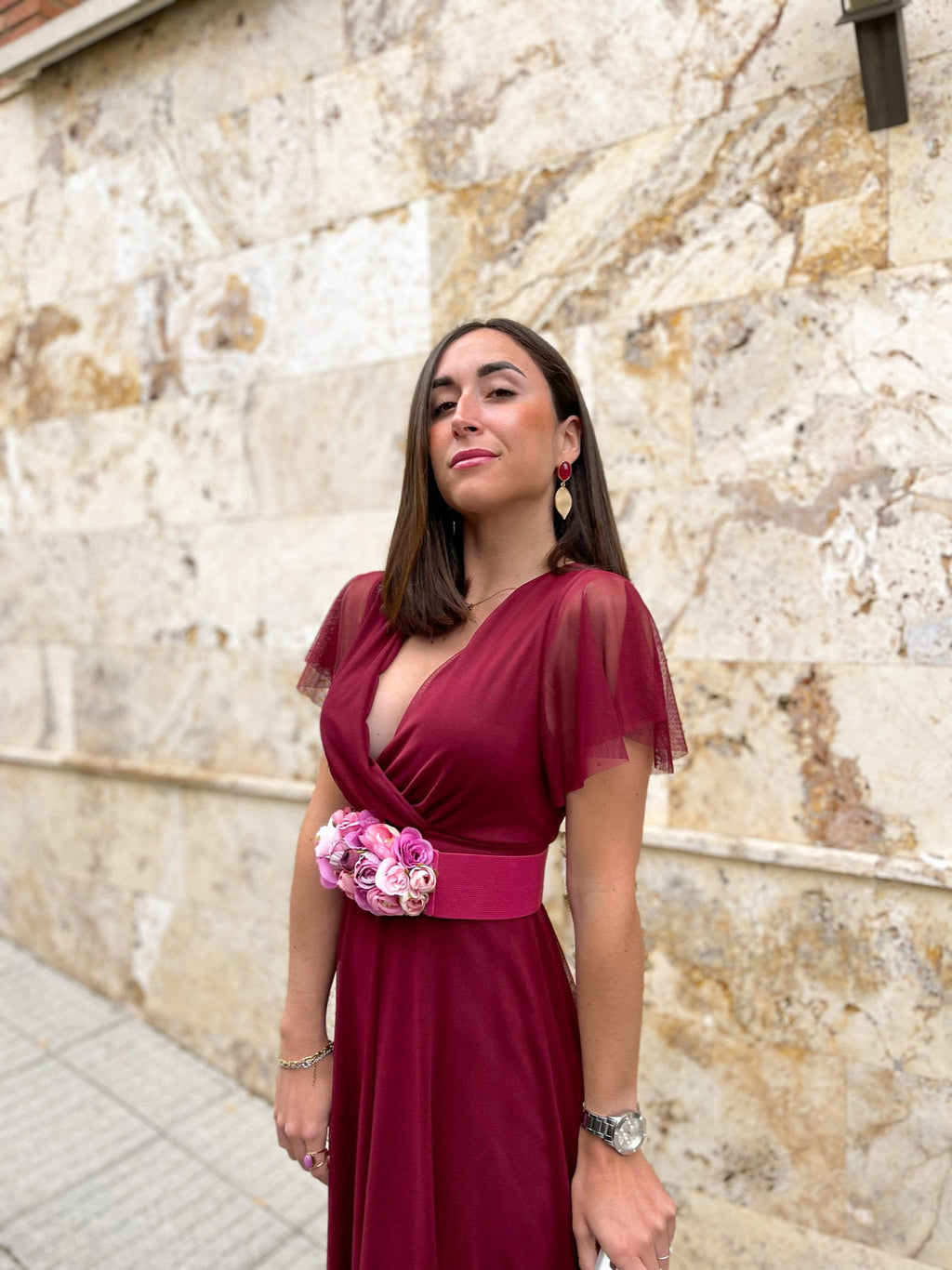 Vestido de tule com mangas cor de vinho