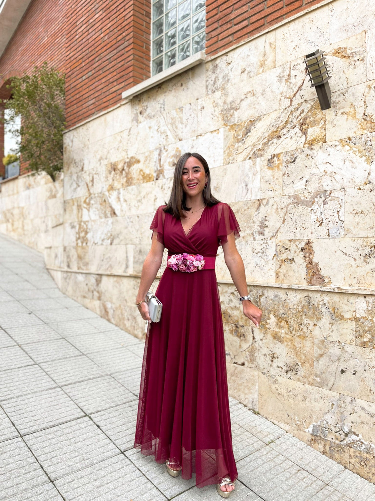 Vestido de tule com mangas cor de vinho