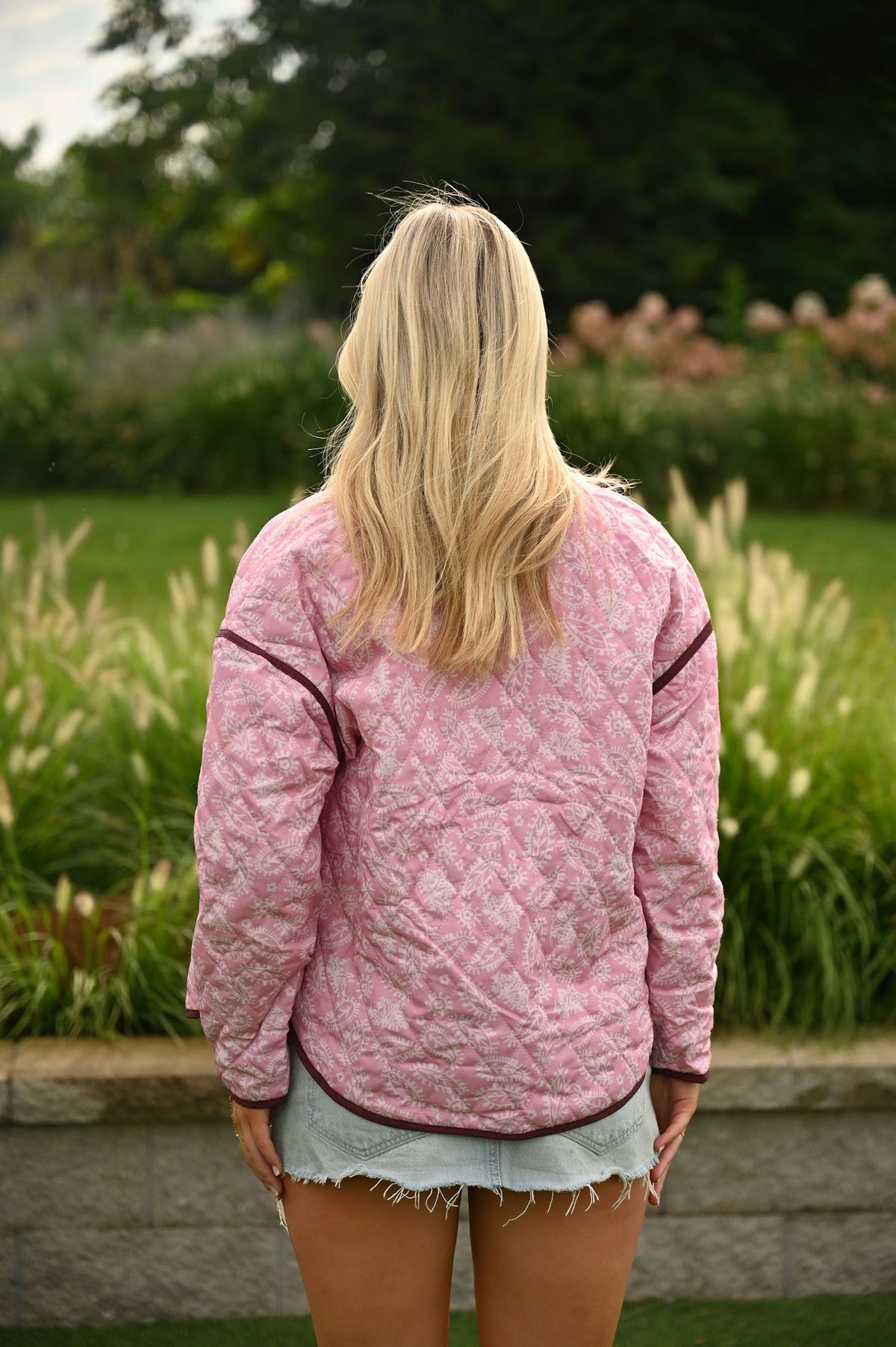 Jaqueta acolchoada cor-de-rosa com padrão