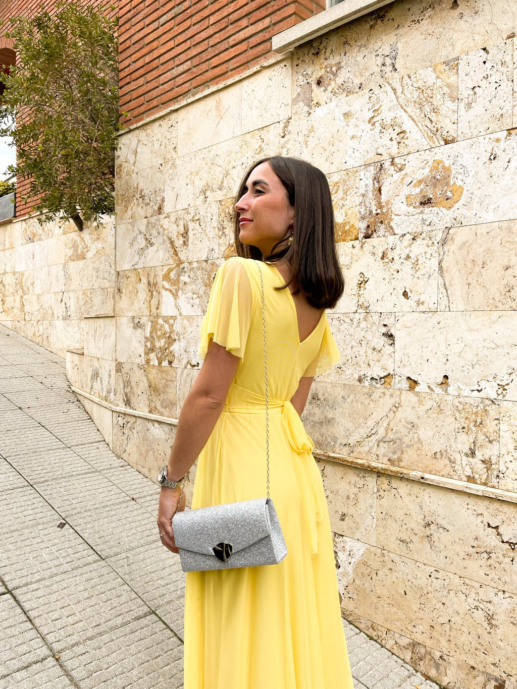 Vestido de tule com mangas amarelas
