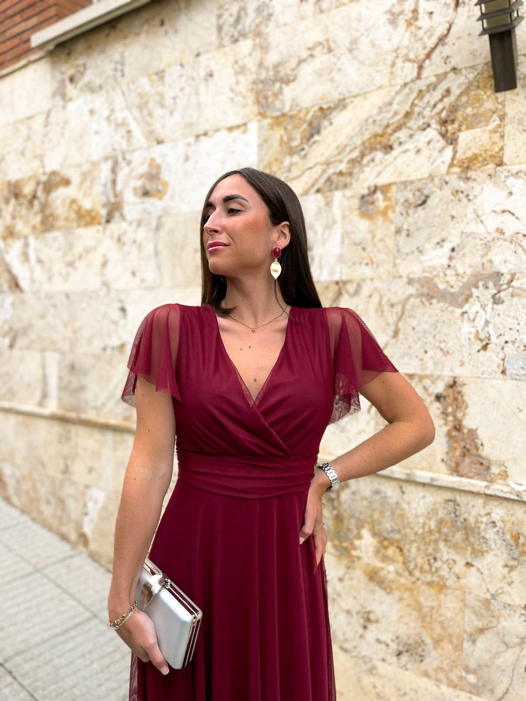 Vestido de tule com mangas cor de vinho