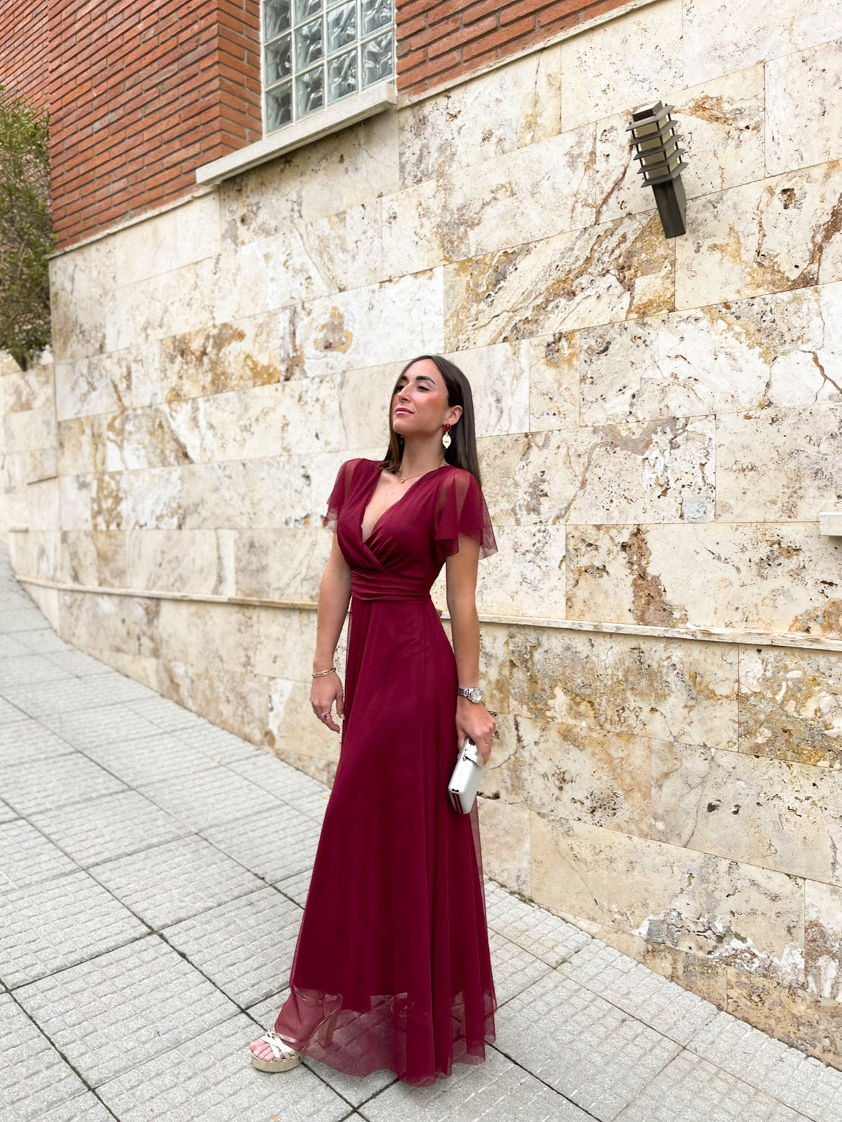Vestido de tule com mangas cor de vinho