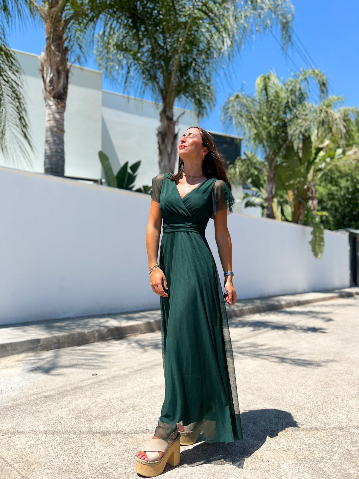 Vestido de tule com mangas em forma de garrafa