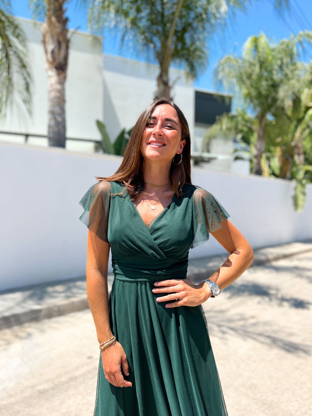 Vestido de tule com mangas em forma de garrafa
