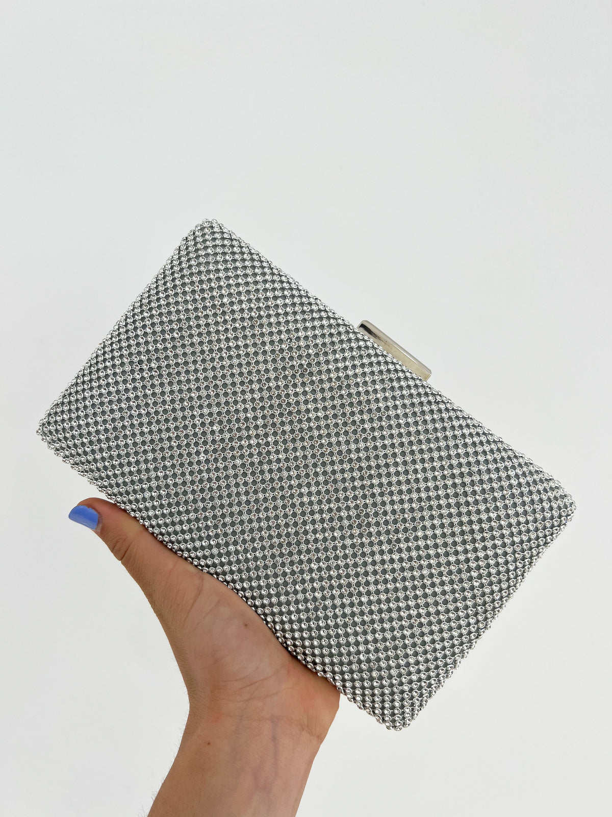 Clutch com brilhos prateados