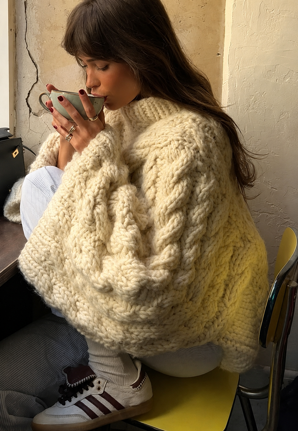 Jersey oversize de punto trenzado con cuello alto y mangas acampanadas