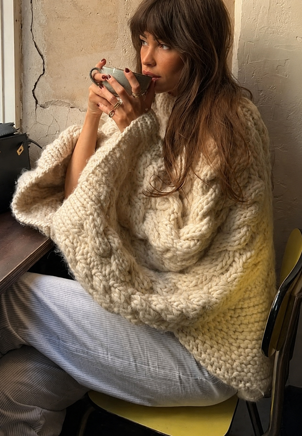 Jersey oversize de punto trenzado con cuello alto y mangas acampanadas