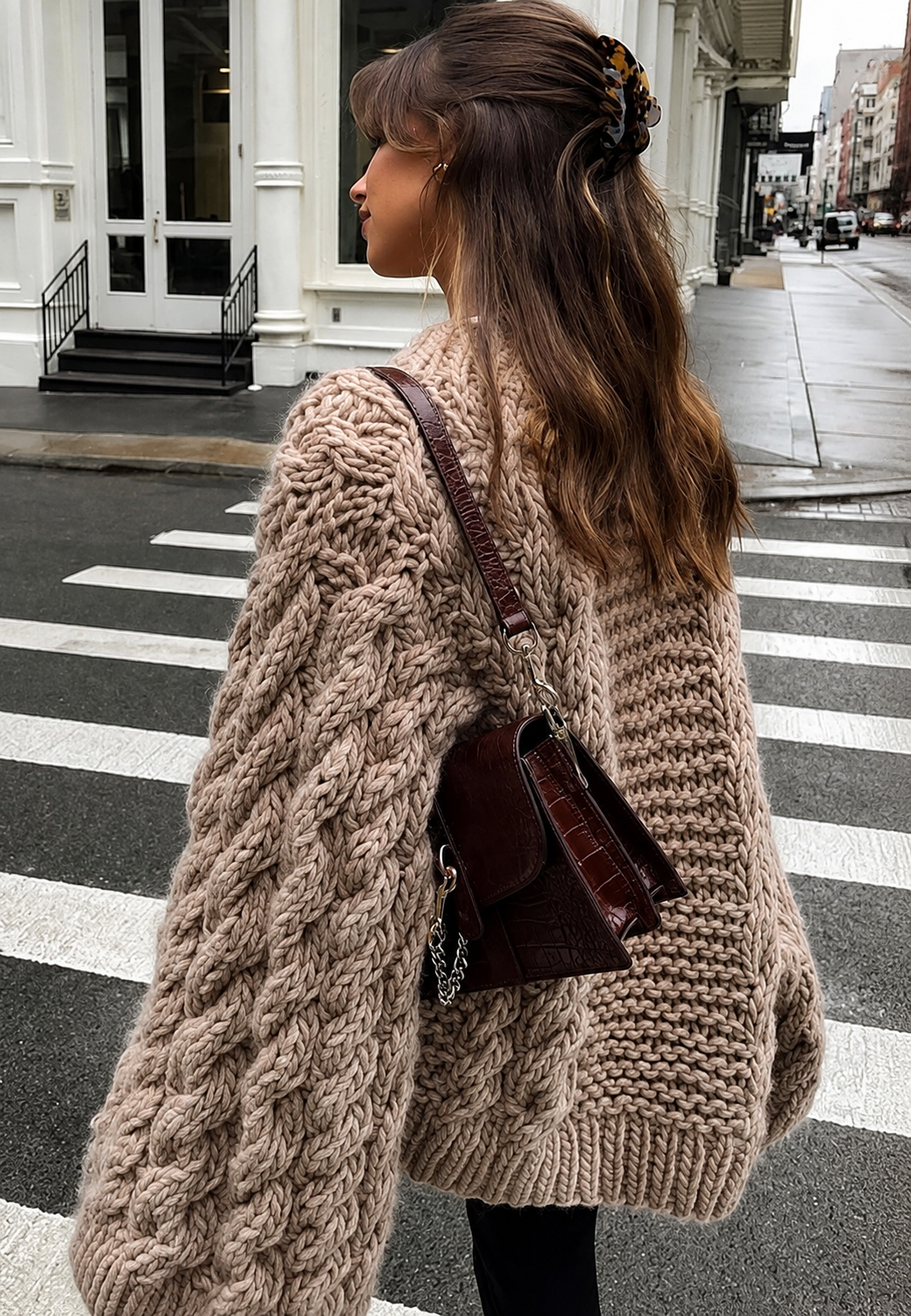Jersey oversize de punto trenzado con cuello alto y mangas acampanadas