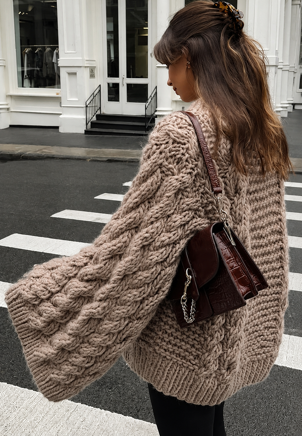 Jersey oversize de punto trenzado con cuello alto y mangas acampanadas