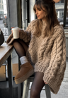 Jersey oversize de punto trenzado con cuello alto y mangas acampanadas
