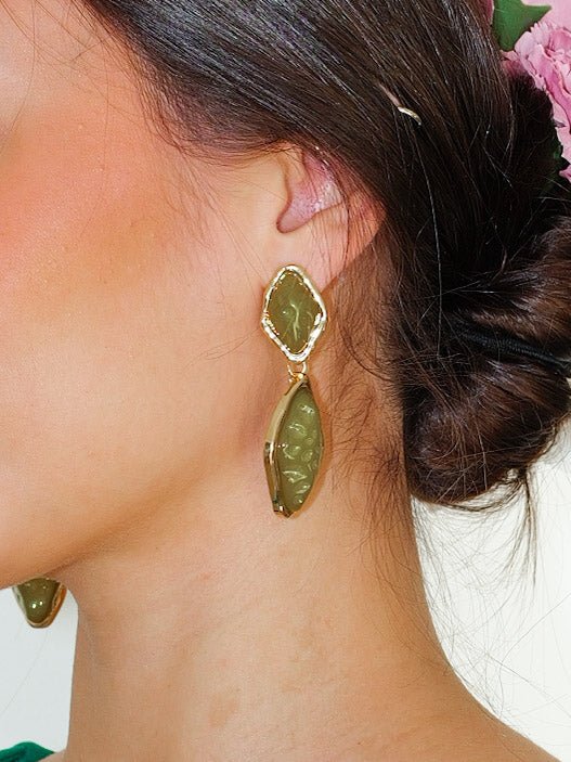 Brincos em forma de losango com pedras verdes