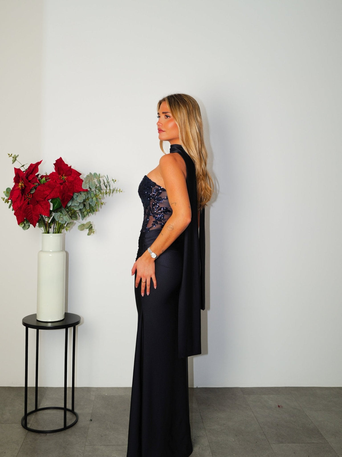 Vestido comprido com detalhes tipo choker na cor azul-marinho