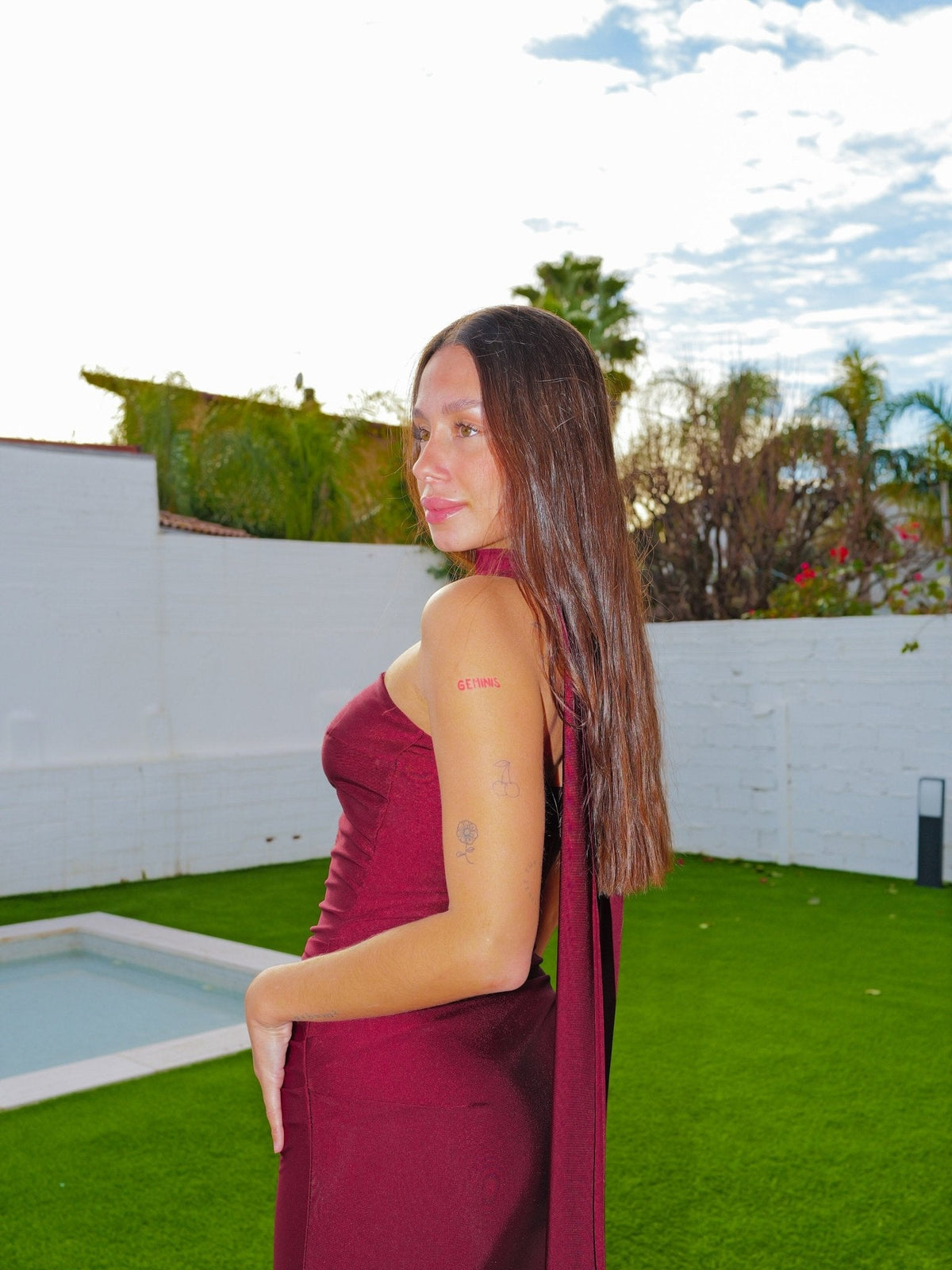 Vestido comprido franzido com gola tipo choker em cor de bordô